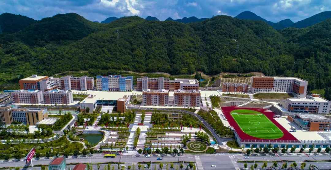 11月六盘水高中城校园风貌与最新图片展示